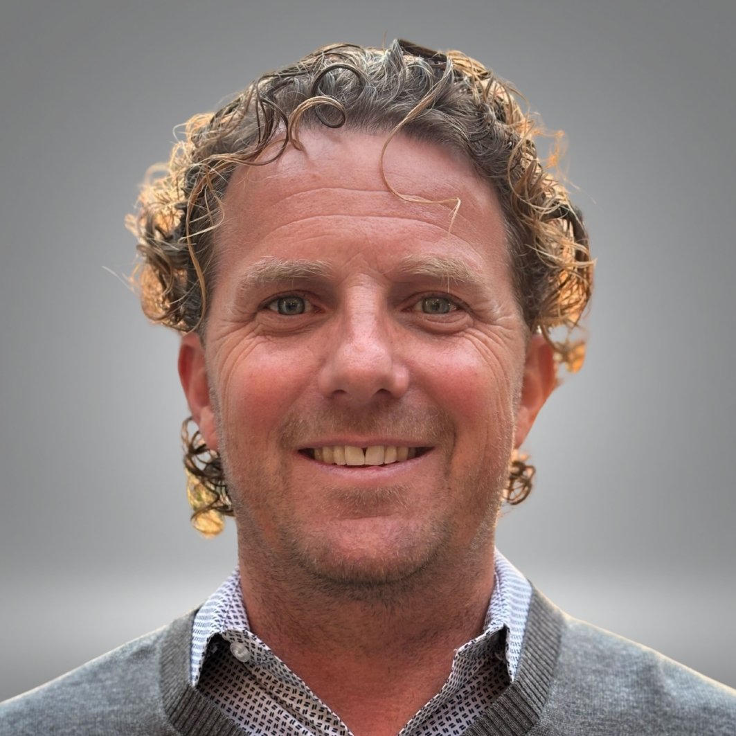 Quint-de-Visser-headshot-gray-bkg